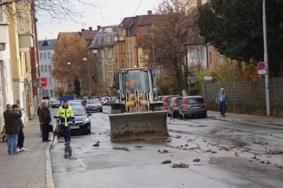 Stuttgart-Ost: Erdrutsch auf Baustelle am Urachplatz ueberschwemmt Hausmannstrasse